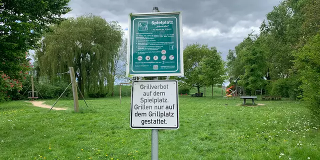 Der Spielplatz in Abbenfleth: Ein Schild weist auf das bestehende Grillverbot hin (Fotomontage) | Foto: Andreas B. / jd