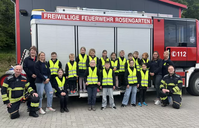 Die Kinder freuen sich über ihre neue Ausrüstung gemeinsam mit (v. li.) Joachim Kröhnke-von der Weihe (Ortsbrandmeister), Stefanie Wolff (Kinderfeuerwehrwartin), und Mariett Westendorf (Betreuerin). Sowie (v. re.) Julian Srba (stv. Ortsbrandmeister), Susan Kowski und Claudia Sattler (beides Betreuerinnen) | Foto: Julian Diedrichsen