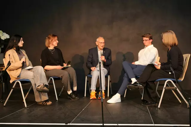In einer Gesprächsrunde berichtete Zeitzeuge Arno Reglitzky von seinen Erfahrungen während des Kriegsendes vor 80 Jahren | Foto: Landkreis Harburg