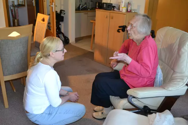 Tostedts Bürgermeisterin und Landtagsabgeordnete Nadja Weippert im Gespräch mit der 99-jährigen Lieselotte Thielk, die im Betreuten Wohnen des Herbergsvereins lebt  | Foto: bim