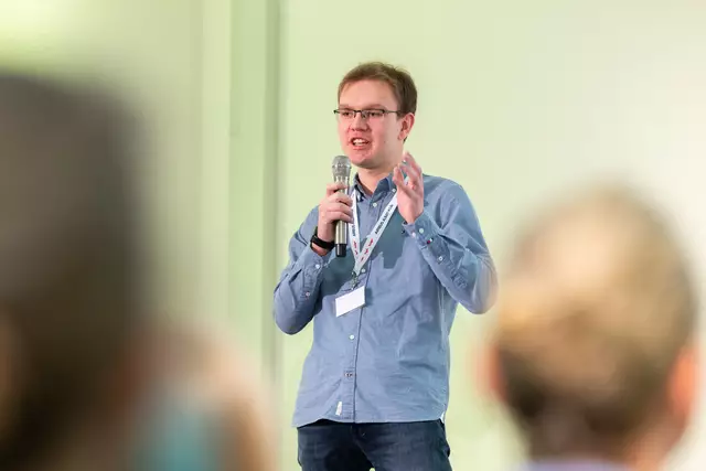 Beim Science Slam überzeugt Nils Brettschneider | Foto: Beatrice Król  BOCKFILM GmbH