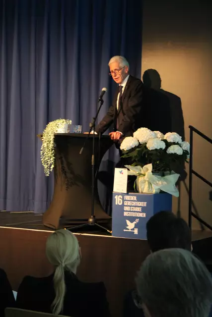 Landrat Rainer Rempe sprach bei der Gedenkveranstaltung vom Tag der Befreiung | Foto: ab