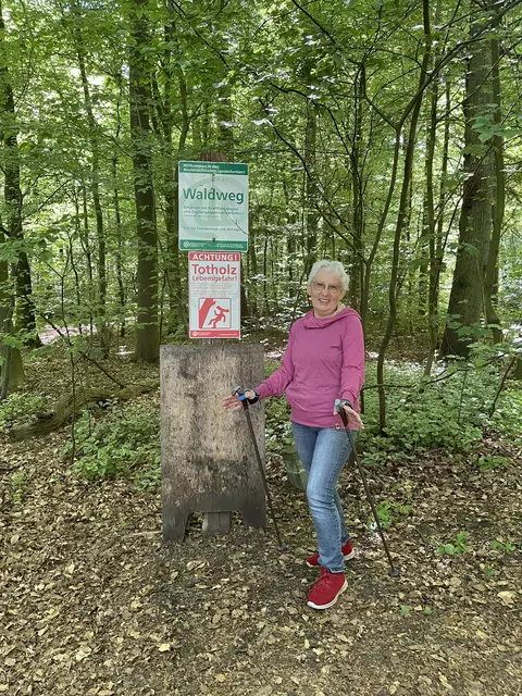 Ute Wegener verbringt bereits seit ihrer Kindheit viel Zeit im Höpen. Normalerweise ist sie dabei zu zweit unterwegs. Ihre Cousine könne ohne Bänke nicht mehr mit ihr mitkommen, da sie auf Ruhepausen angewiesen sei. | Foto: sra