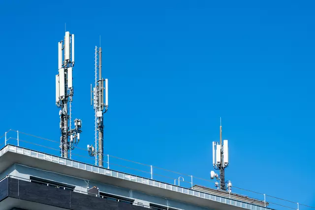  Mobilfunkantennen auf einem Dach. Doch nicht überall ist eine gute Versorgung gewährleistet  | Foto: Adobe Stock/Eberhard Spaeth