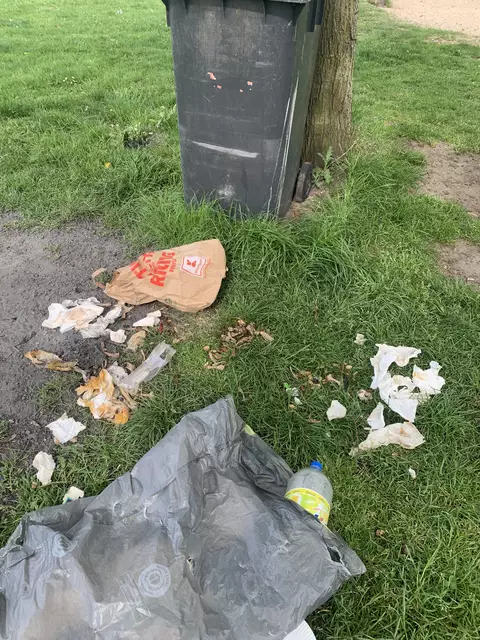 Die Mülltonne steht gleich daneben. Doch der Abfall wird einfach auf den Rasen geworfen | Foto: Andreas B.