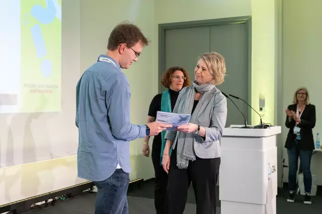 Preisverleihung für Nils Brettschneider bei "Jugend forscht" | Foto: Beatrice Król  BOCKFILM GmbH