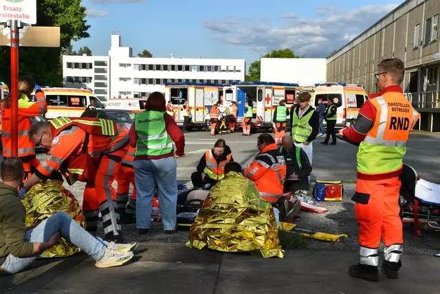 Rund 230 Einsatzkräfte der Feuerwehr, des Roten Kreuzes, der Johanniter und der Polizei nahmen an der Übung teil | Foto: Johanniter Harburg