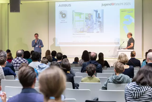 Aufmerksames Publikum für Nils Brettschneider bei "Jugend forscht" | Foto: Beatrice Król  BOCKFILM GmbH