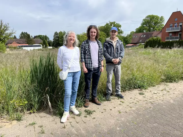 Barbara Schoories (v.li.) mit Lucas und Arik Nied vor der Brachfläche in der Maschener Schulstraße | Foto: sra 