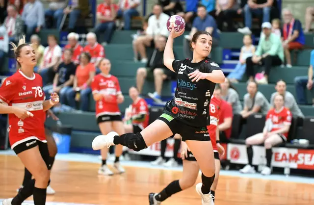 Lucia Kollmer (am Ball) mit Sprungwurf zum Torerfolg für die Handball-Luchse | Foto: Stefan Michaelis