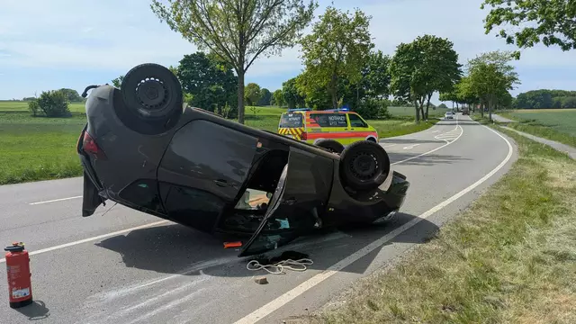 Nach der Kollision landet der Opel auf dem Dach  | Foto: Polizei 