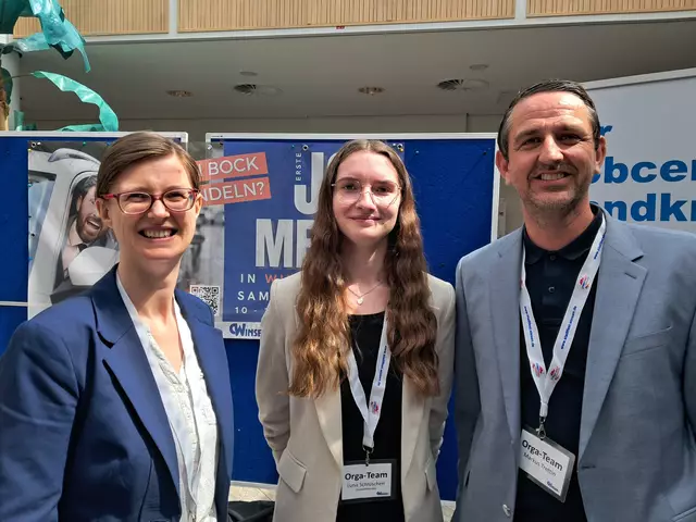 Ines Bader (v. li.), Luna Schlüschen und Markus Trettin vom Orga-Team hatten allen Grund zum Strahlen: Die erste Jobmesse in Winsen war ein voller Erfolg | Foto: Anika Werner