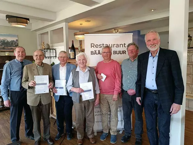 Geehrte und Gratulanten (v. li.): Gerhard Ahlers, Hans Jürgen Homann, Dieter Marquardt, Wilfried Straub, Hermann Marquardt, Norbert Overbeck und Bernhard Rieckmann | Foto: Annegret Schlaphof