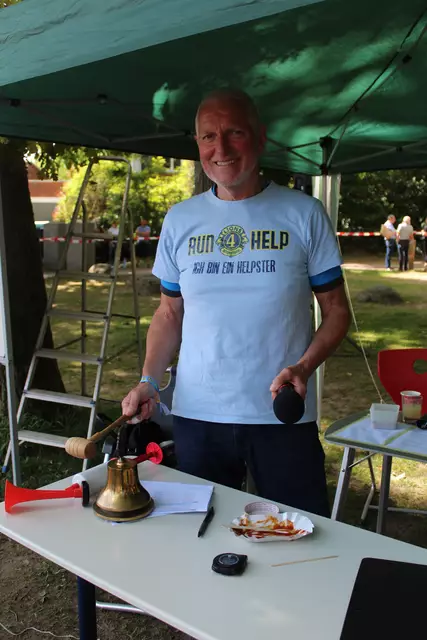 Friedrich "Fritz" Harre lässt die Glocke für die letzten 2 Minuten eines Lauf erklingen | Foto: sra