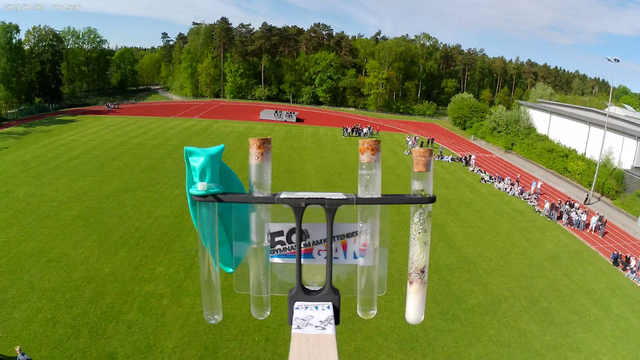 Der Ballon wenige Sekunden nach dem Start noch über dem Sportplatz des Schulgeländes | Foto: GAK