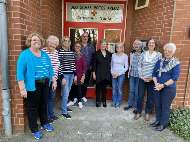 (V.l.) Petra Husfeldt (Beisitzerin), Ursel Schröder (Beisitzerin), Siglinde Adomeit (Schatzmeisterin), Elke Cherian (Schriftführerin), Reimar Stuhr (Beisitzer), Ruth Rudnik (1. Vorsitzende), Heike Grube (2. Vorsitzende), Karin Koch (Beauftragte für Mitgliederpflege/Geburtstagsbesuche), Kerstin Gödecke (Beauftragte für Blutspende), Edeltraut Lenschow (Beisitzerin). Es fehlt: Marina Albrecht (Beisitzerin). | Foto: DRK-Kreisverband Harburg-Land