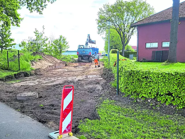 Die Ausfahrt für Feuerwehr und Rettungswagen wird für die Zeit des Kreisverkehrbaus verlegt | Foto: sh