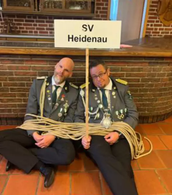 Heidenaus Schützen, hier König Nils Fauerbach (re.) mit seinem Adjutanten Frank Indorf, verstehen viel Spaß | Foto: Schützenverein Heidenau