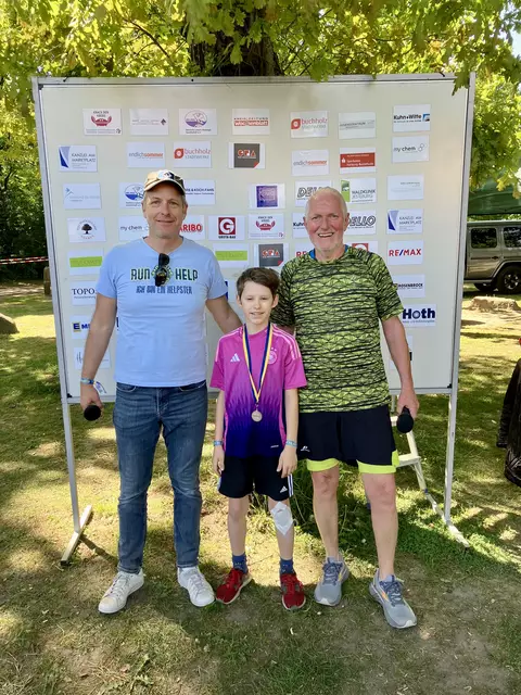 Moderator Christoph Reise (links) und Organisator Fritz Harre (rechts) mit dem neuen Helpster-King Nicolas Eilken (16 Sponsoren) | Foto: GAK