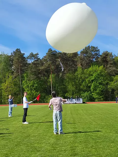 Der mit Helium befüllte Latexballon macht sich auf den Weg in den Himmel | Foto: sh