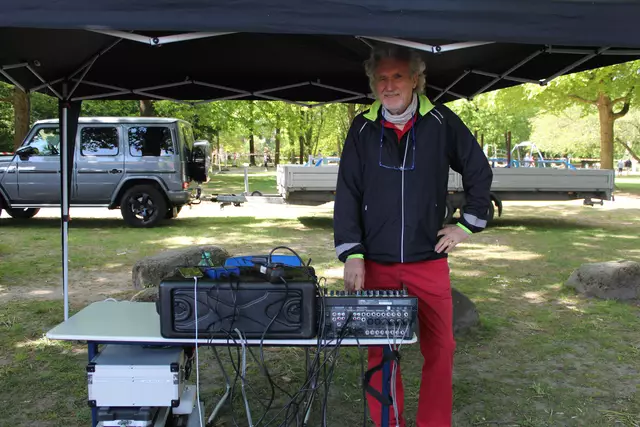 Bernd Joost aus Jesteburg sorgte als DJ für die musikalische Stimmung an der Laufstrecke | Foto: sra