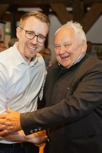 Der langjährige CDU-Landtagsabgeordnete Heiner Schönecke (re.) gratulierte Philip Werk zur Wahl zum Samtgemeinde-Bürgermeister | Foto: Adrian Fohl