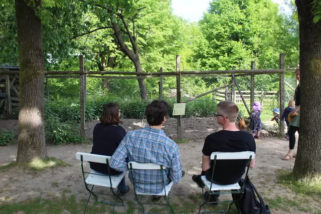 Eine kurze Auszeit gönnten sich diese Besucher bei den "Kiekehühnern" | Foto: sra