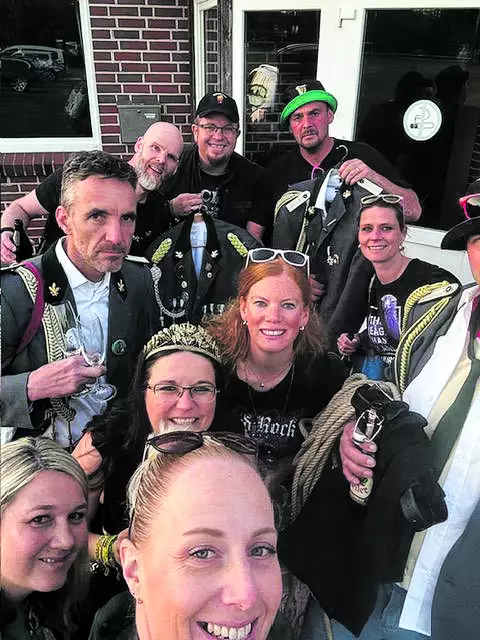 Die Königscrew rund um das Königspaar Melanie (mit Krone) und Nils Fauerbach (hinten Mitte)