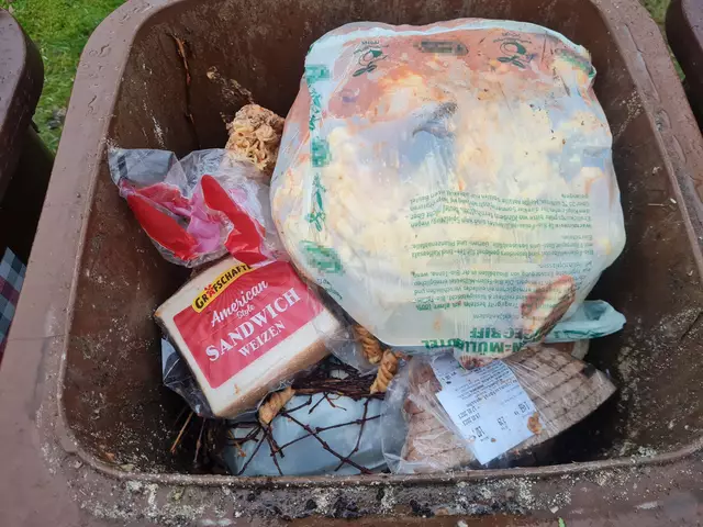 Hier wurde ganz falsch gemacht: In der Biotonne landete noch in Folie verpacktes Brot. Außerdem befanden sich die Küchenabfälle in einem verbotenen Folienbeutel | Foto: Landkreis Stade