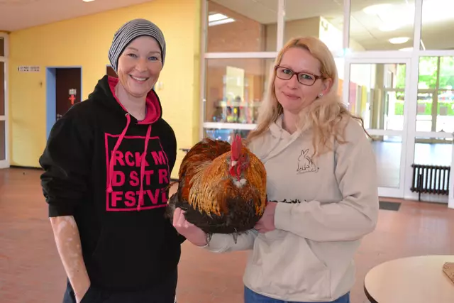 Schulleiterin Claudia Meyer (li.) und Nutztierheilpraktikerin Nina Kempf mit "Sturmpelz" | Foto: bim