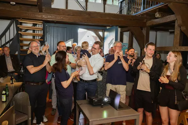 Jubel über Philip Werks Wahl: Familie, Freunde und Weggefährten bei der Wahlparty im Küsterhaus | Foto: Adrian Fohl