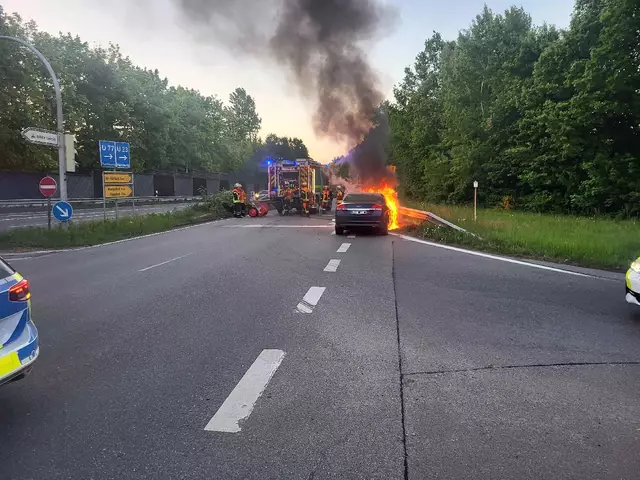Der Pkw steht in Flammen | Foto: A. Feldtmann
