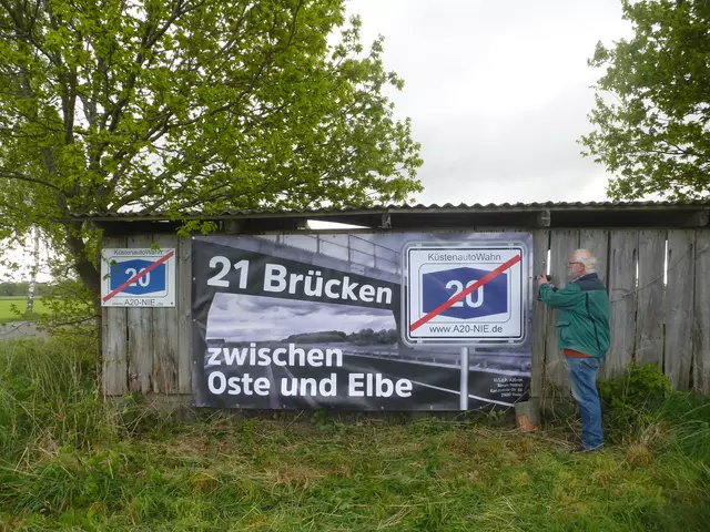 Mit Bannern weist die Initiative A20-nie auf die vielen geplanten Brückenbauwerke hin | Foto: Karin Wortmann