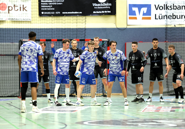 Bei diesem Freiwurf für Eyendorf hatten sich die MTV-Akteure (in blau) in die Abwehr der "Wolves" gestellt - der Ball verfehlte allerdings das Tor | Foto: cc