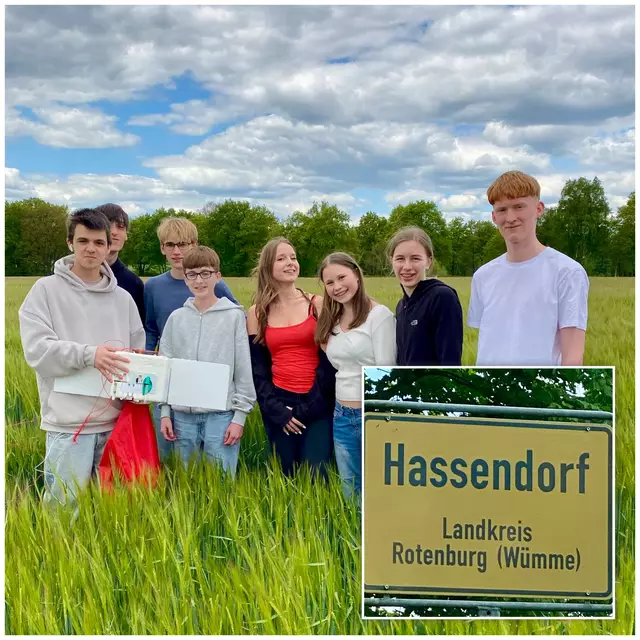 Stolz sammelten Schüler der 10d ihr Experiment wieder ein (v. li.): Volodymir Veretenin, Finn Moosmüller, Mika Lüders, Dennis Friesorger, Emma Uhlenkamp, Helene Amrhein, Ella Opitz und Lennon Schössow | Foto: Reise