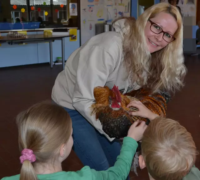 Nutztierheilpraktikerin Nina Kempf besuchte mit ihrem Hahn "Sturmpelz" die Grundschule Hollenstedt | Foto: bim