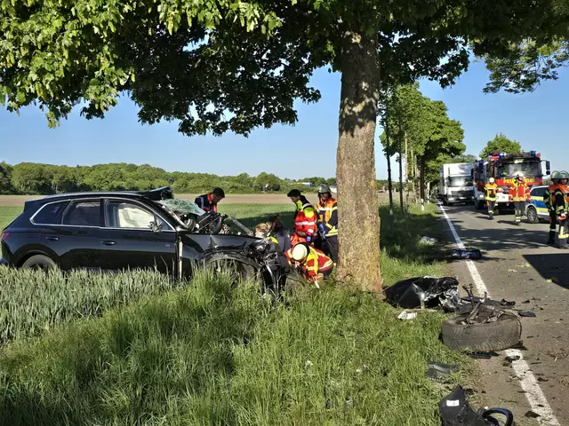 Der Fahrer des VW Touareg kam bei diesem schweren Verkehrsunfall ums Leben | Foto: Freiwillige Feuerwehr Maschen