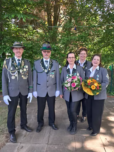Führen die Kameradschaft durch das Jubiläumsjahr: Adjutant Oliver Nowack (v. li.), Schützenkönig Jens Meyer, Damenkönigin Meike Meyer mit ihren Adjutantinnen Petra Scheele und Angelika Nowack | Foto: Anika Werner