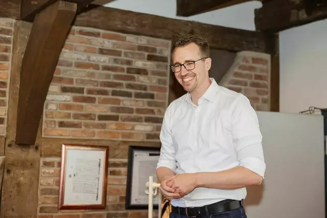 Philip Werk strahlt nach seiner Wahl zum Hollenstedter Samtgemeinde-Bürgermeister | Foto: Adrian Fohl