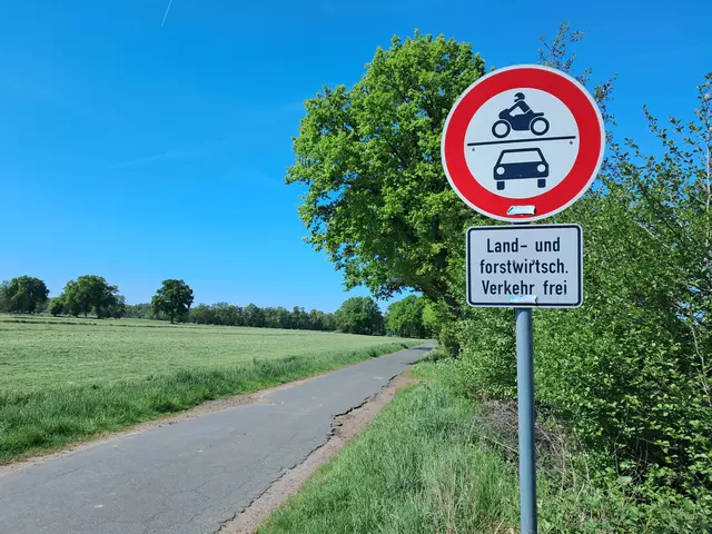 Aus gutem Grund ist hier die Durchfahrt nur für den land- und forstwirtschaftlichen Verkehr erlaubt | Foto: Anika Werner