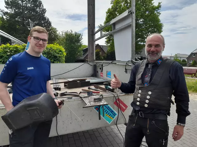 Daumen hoch für das Handwerk von Metallbaumeister Jan Jürgens (re.) mit seinem Auszubildenden Malte Wolfram Löser | Foto: Anika Werner