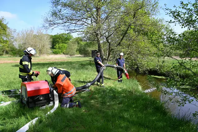 Der Wasserförderzug verlegte eine doppelte Schlauchleitung über eine Strecke von mehr als einem Kilometer von der Este zur Einsatzstelle | Foto: Mathias Wille / Kreisfeuerwehr-Pressewart