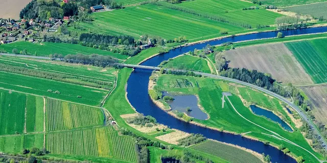 Die alte Ostebrücke bei Hechthausen soll durch einen Neubau ersetzt werden. Das gestaltet sich als problematisch und teuer | Foto: Martin Elsen / nord-luftbilder.de