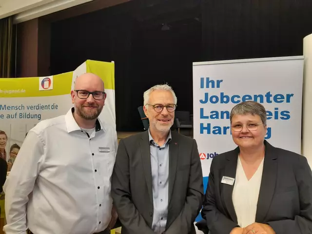 Auch das Jobcenter war auf der Jobmesse vertreten mit Marc Bleimeister (v. re.), Frank Weiher und Wiebke Rehr | Foto: Anika Werner