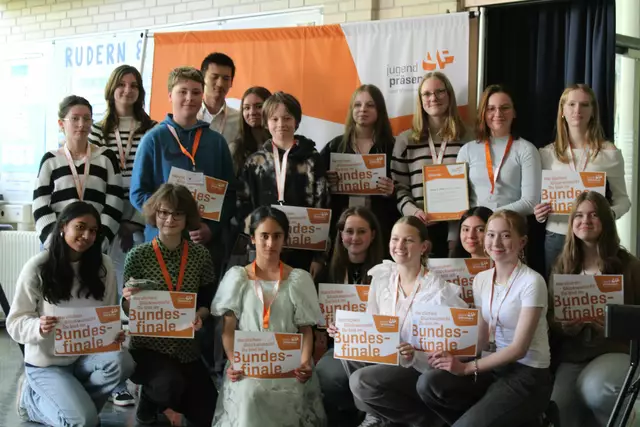 Insgesamt ziehen 18 Schülerinnen und Schüler aus fünf Bundesländern in das Bundesfinale ein, darunter auch Julia Klausa (hinten, 2. v. re.) und Emily Fischer (links daneben)  | Foto: Jugend präsentiert