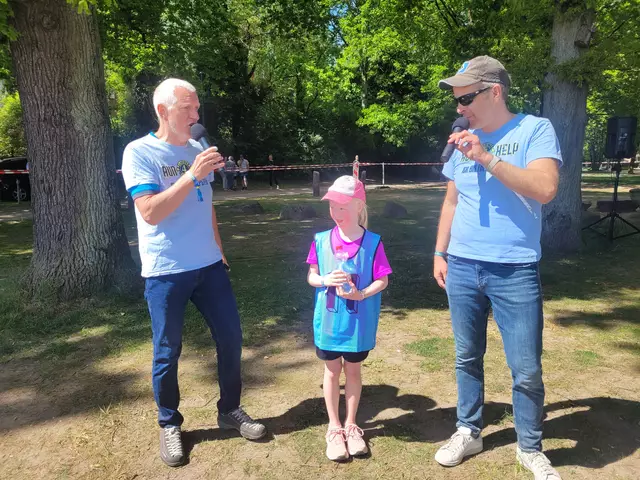 Organisator Fritz Harre (links) und Moderator Christoph Reise (rechts) mit der neuen Helpster-QueenLonne Müller (12 Sponsoren | Foto: GAK
