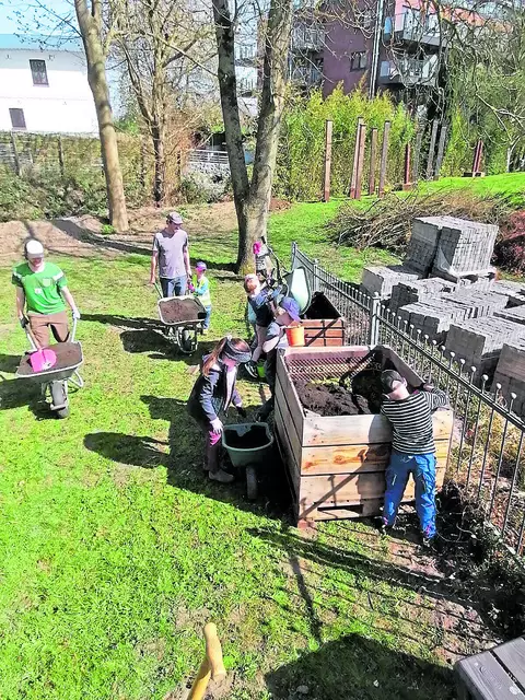 Das Hochbeet entsteht  | Foto: ig
