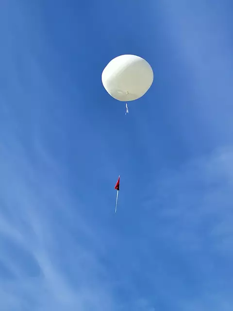 Noch einige Minuten war der Ballon am blauen Himmel zu erkennen, das rote Fähnchen darunter ist der Fallschirm, der dafür sorgte, dass er am Ende wieder sanft zu Boden gleitet | Foto: sh