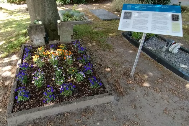 Die Erinnerungstafel erzählt die lange verborgen gebliebene Geschichte Fredenbecks zur NS-Zeit | Foto: Wolfgang Weh