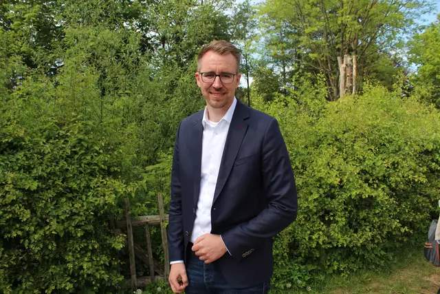 Philip Werk zeigt Einsatz: Mittags unterstützte er auf dem Kulturfest - am Abend wurde er (nach der Wahl) als neuer Bürgermeister der Samtgemeinde Hollenstedt bekanntgegeben | Foto: sra 